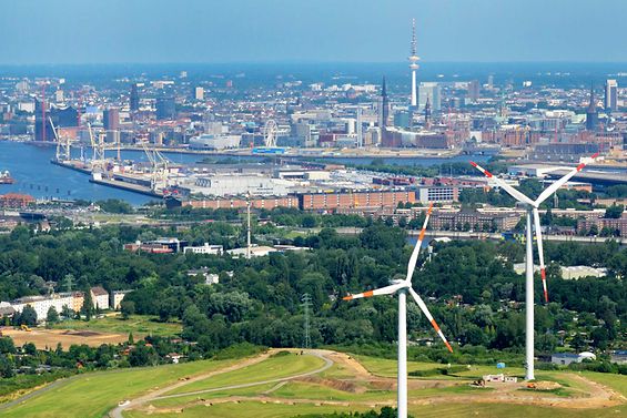Luftaufnahme Energieberg Georgswerder mit Hamburg Skyline im Hintergrund