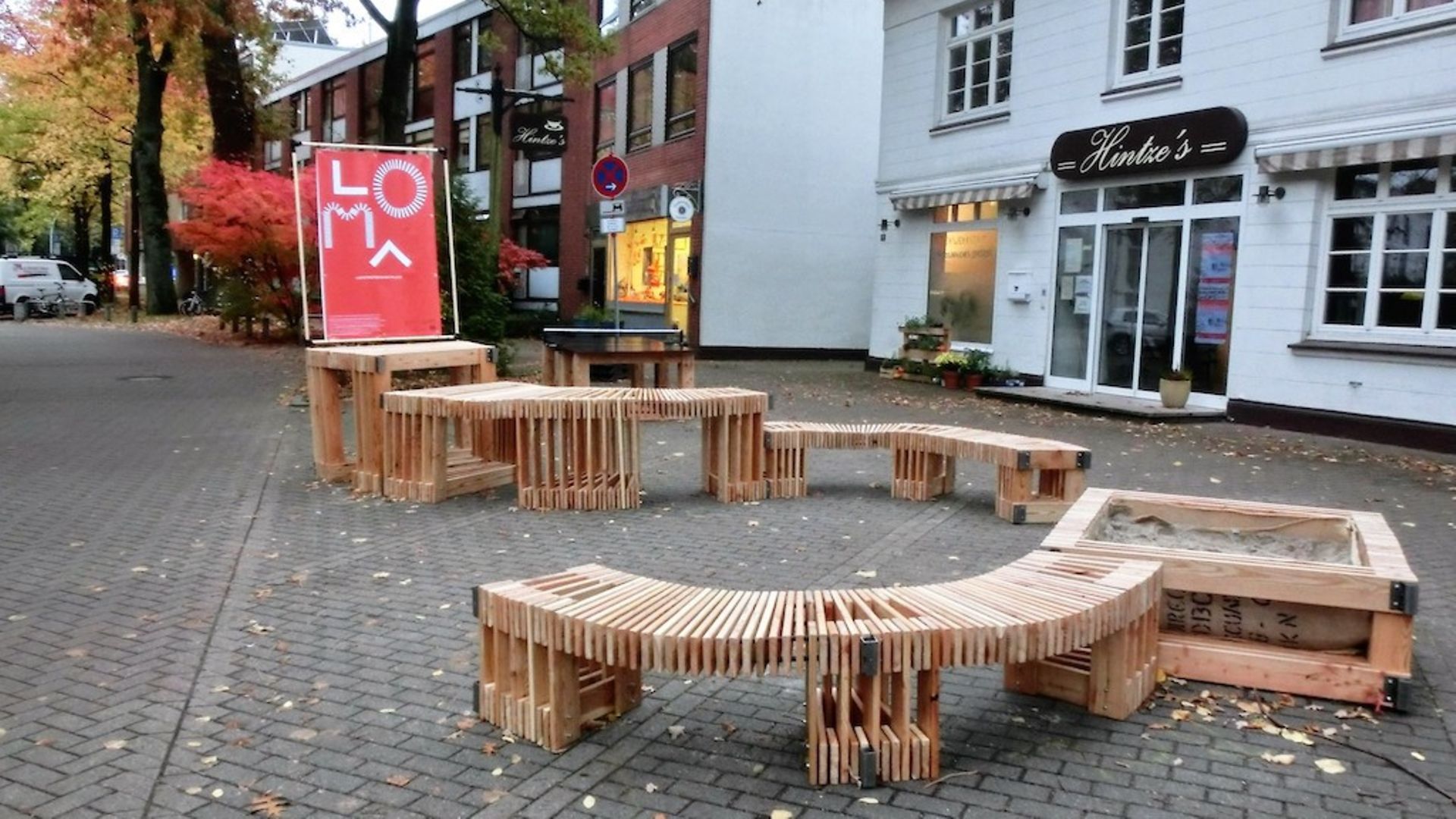 Selbstgebaute Holzmöbel in der Grelckstraße vor dem Café Hintze‘s