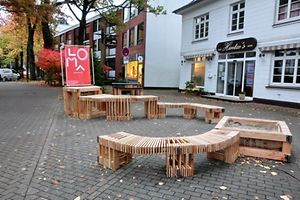 Selbstgebaute Holzmöbel in der Grelckstraße vor dem Café Hintze‘s