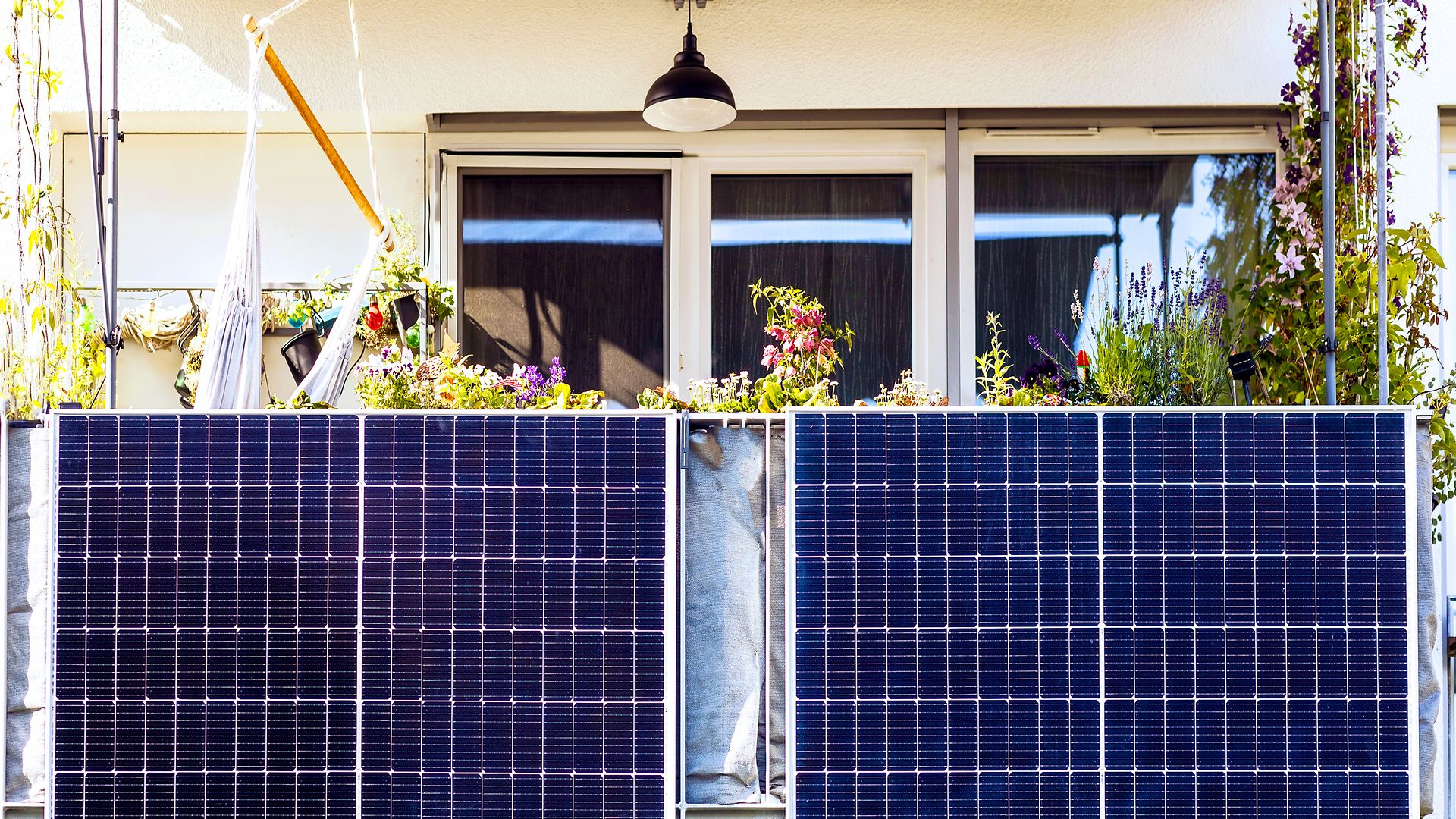 Mini-Solarkraftwerk auf einem Balkon