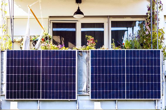 Mini-Solarkraftwerk auf einem Balkon
