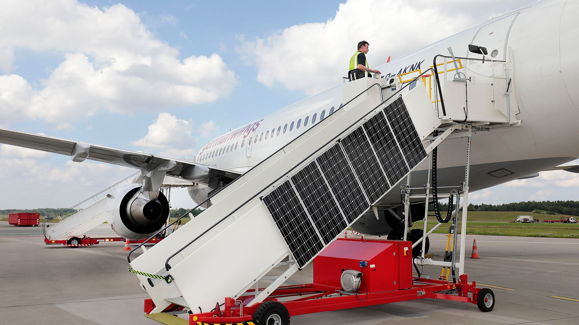 Flugzeugtreppe mit Solarantrieb am Hamburger Flughafen.