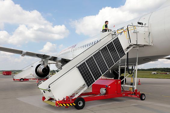 Flugzeugtreppe mit Solarantrieb am Hamburger Flughafen.