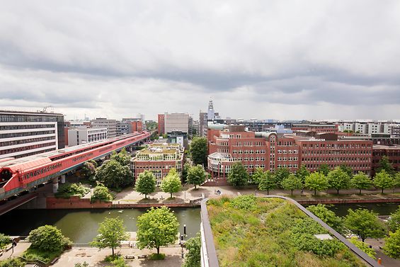 Blick auf begrünte Dächer neben einer S-Bahnbrücke über einen Kanal in Hamburg