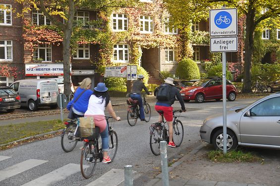 Vier Radfahrer unterwegs auf der Goebenstraße (Veloroute 3).