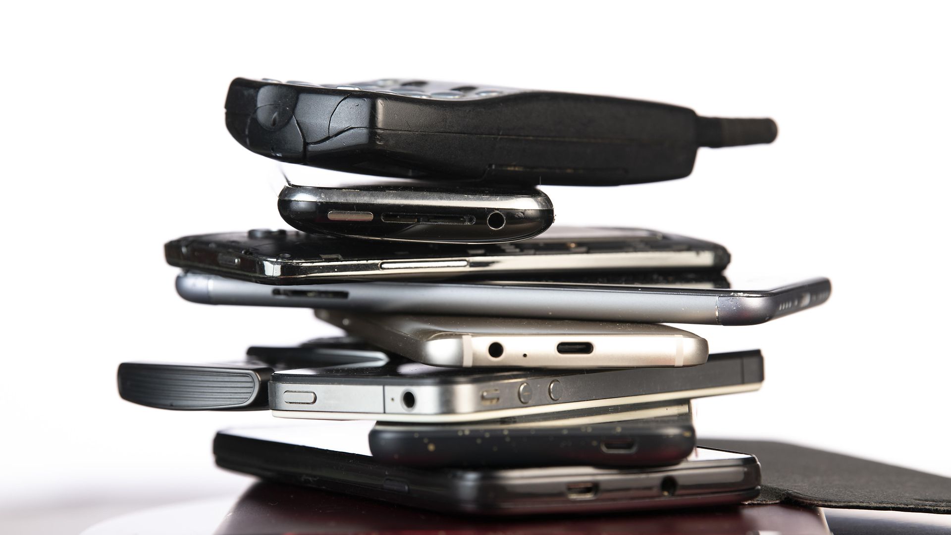 Alte Smartphones und Mobiltelefone gestapelt übereinander