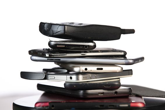 Alte Smartphones und Mobiltelefone gestapelt übereinander